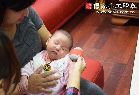 吳寶寶(台中北屯區到府嬰兒寶寶滿月剃頭理髮、免費到府嬰兒剃胎毛儀式吉祥話)。到府剃頭剃胎毛主持、專業拍照、DVD光碟、證書。★購買「臍帶章、肚臍章、胎毛筆刷印章」贈送：剃頭、收涎、抓周，三選一。2015.12.06 照片5